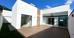 Casa Com Fachada Moderna!