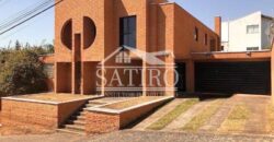 Casa de Estilo Rústico em Bairro Nobre de P.A