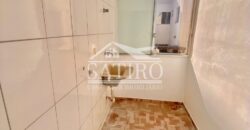 Apartamento espaçoso, com cômodos bem distribuídos com sacada a venda