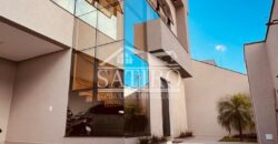 Imóvel moderno e imponente, com arquitetura contemporânea e acabamento de alto padrão
