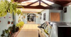 Casa confortável com localização privilegiada, próximo a mercado, farmácia, escola e muito mais!